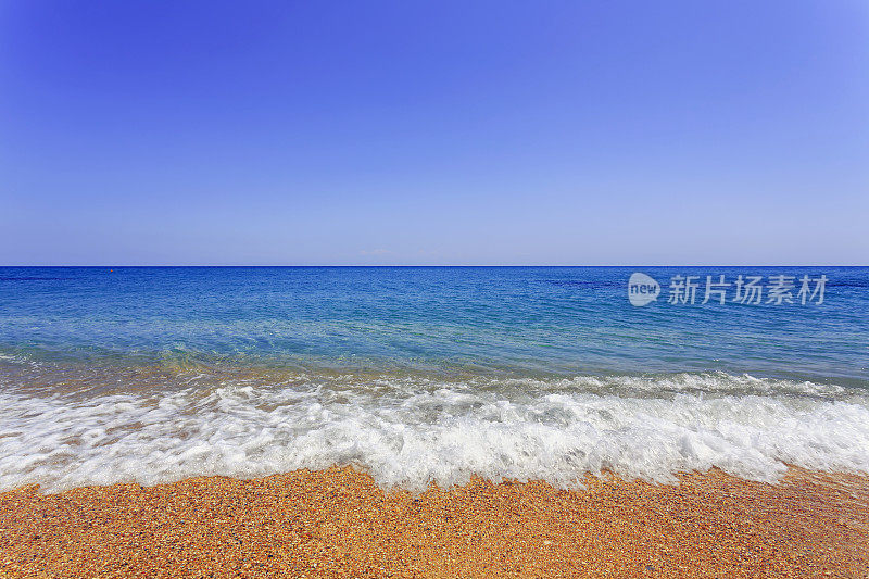 凯法洛尼亚斯卡拉海滩的爱奥尼亚海上湛蓝清澈的天空