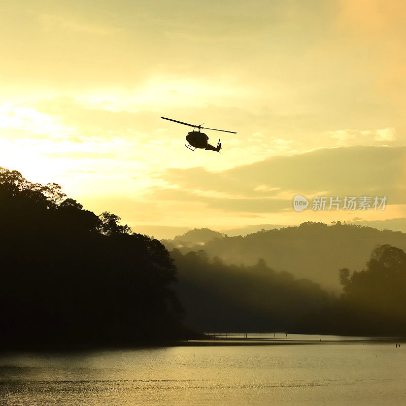 剪影直升机和森林景观，泰国