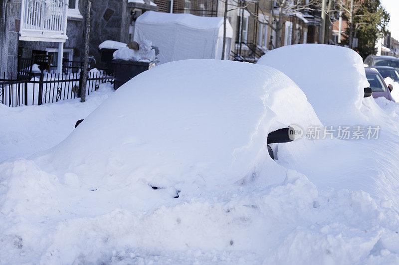 蒙特利尔的街道，汽车被雪覆盖