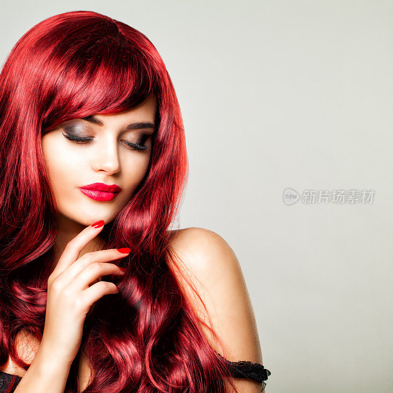 迷人的红发女人完美的发型和化妆。美丽的模型与长红健康的头发