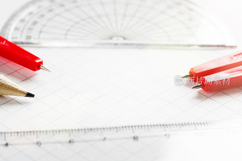 数学仪器:分规，罗盘，量角器和近距离的直尺
