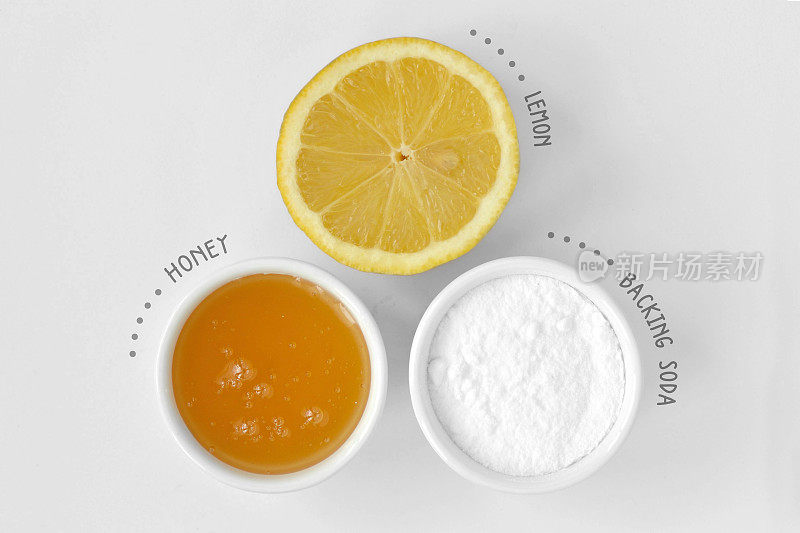 用柠檬汁、蜂蜜和小苏打制成的自制面膜