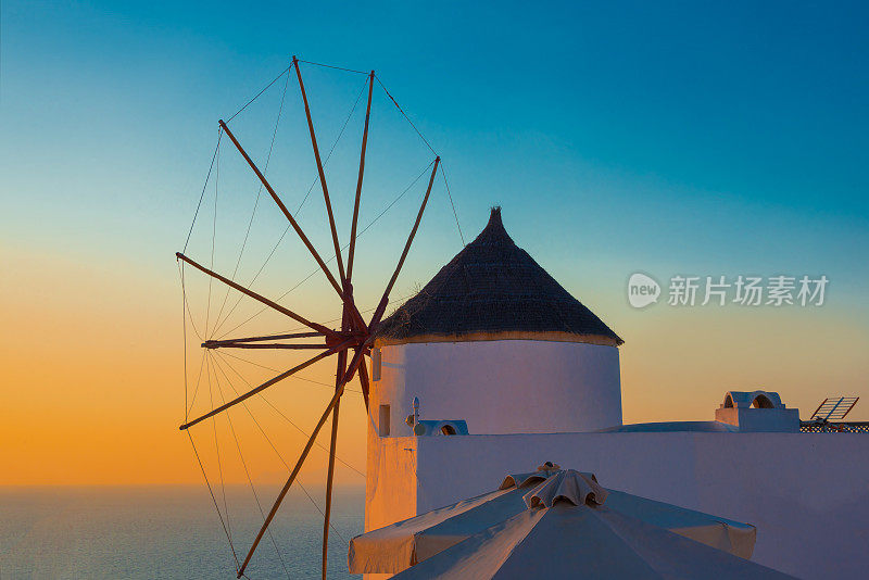 希腊圣托里尼岛日落上的风车