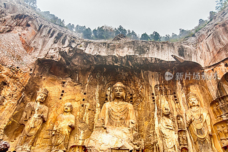 2007年10月28日，游客在中国洛阳参观龙门石窟。它是中国河南洛阳四大著名石窟之一。联合国教科文组织世界遗产。