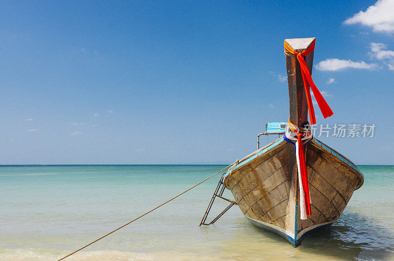 泰国甲米热带Railay海滩上的长尾木船