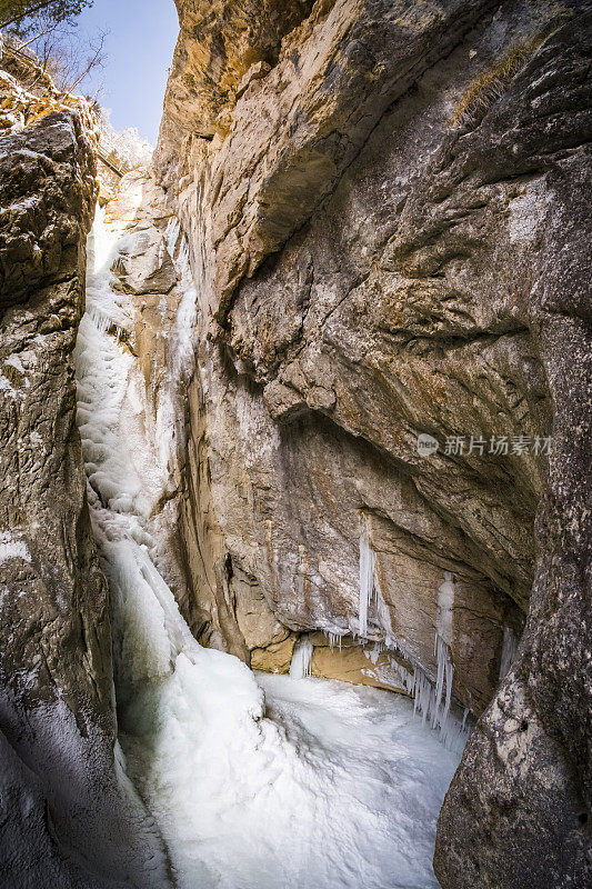 Baerenschuetzklamm峡谷中被冰雪覆盖的大瀑布