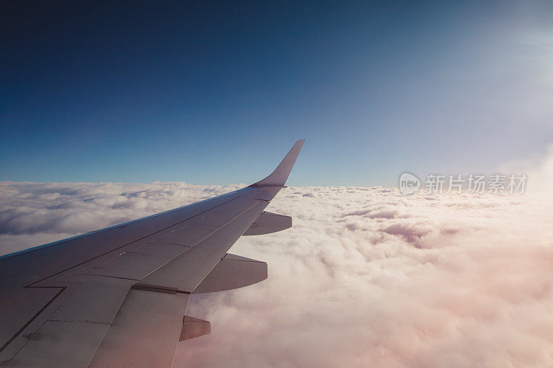 在云层上飞行。从飞机窗口鸟瞰图