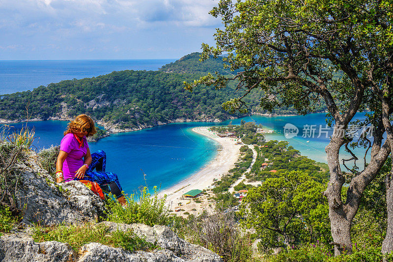 走在Oludeniz。