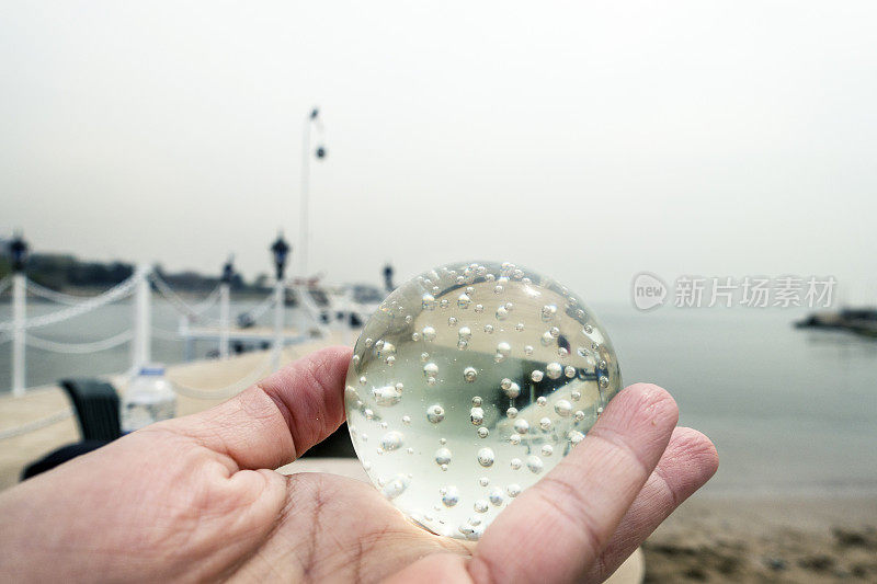 苔藓上的水晶球