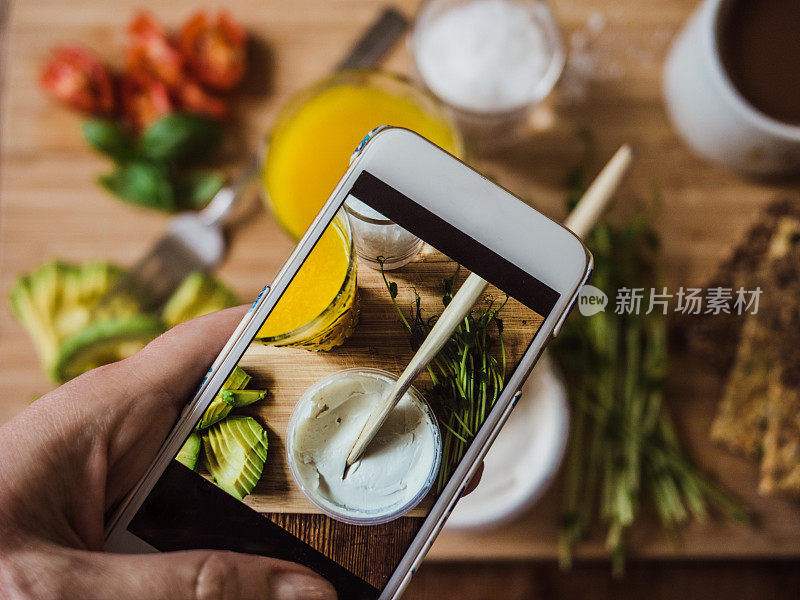 用智能手机拍摄牛油果籽脆饼的素食早餐