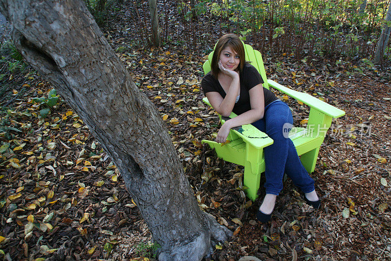 穿着亮绿色户外椅子的女孩