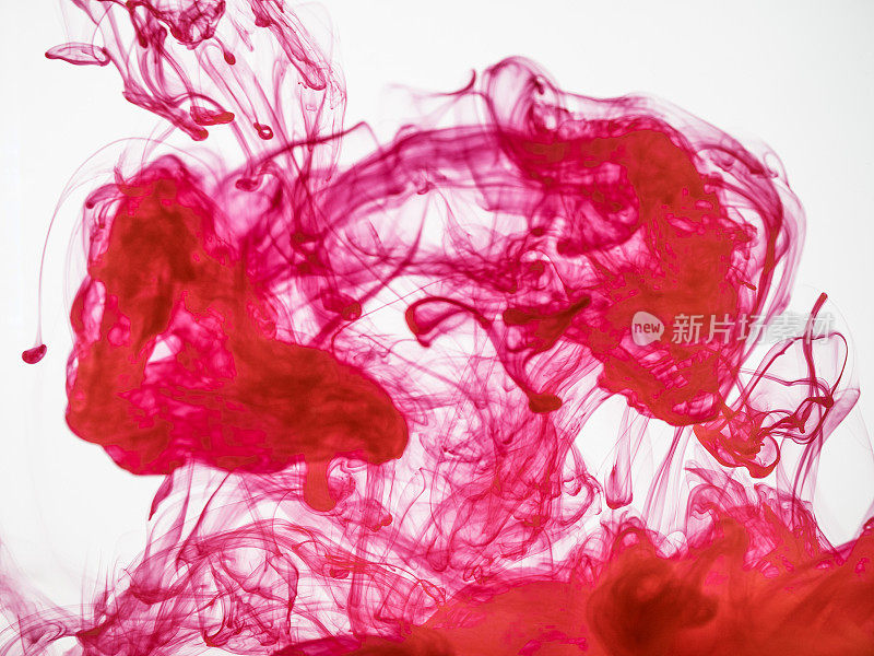 红色丙烯酸油墨与水的混合紧密。墨与水混合的抽象背景。丙烯酸涂料溶解成液体。红色的墨水滴入水中，并在运动中拍摄