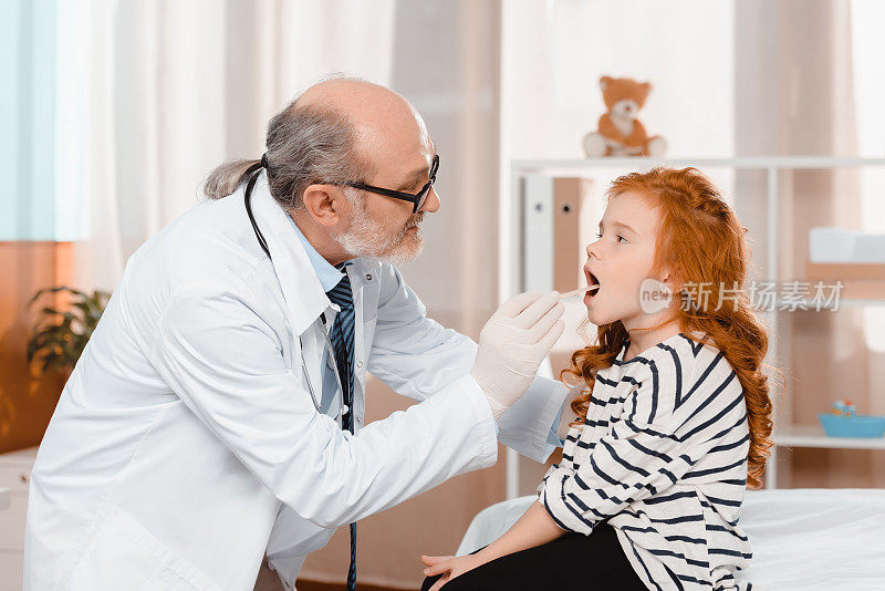 资深儿科医师在临床应用医用手套检查小患者咽喉