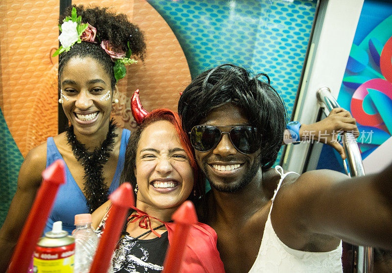 朋友们在巴西狂欢节上玩得很开心