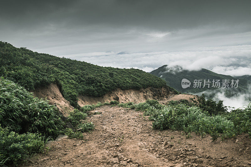 岩石路在薄雾天与轮胎印汽车商业