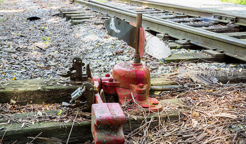 红色铁路开关或铁路道岔