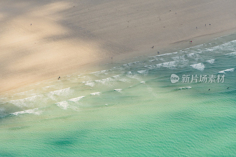 鸟瞰图在Bedruthan步骤海滩的水域边缘，康沃尔