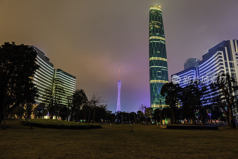 国际金融中心摩天大楼和广州的夜景，广州塔，中国广东，中国南方