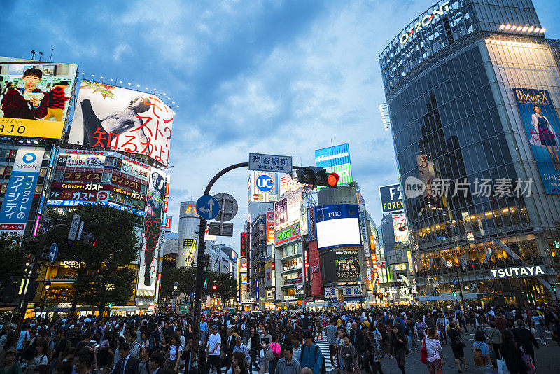 日本东京市中心涩谷十字路口的行人