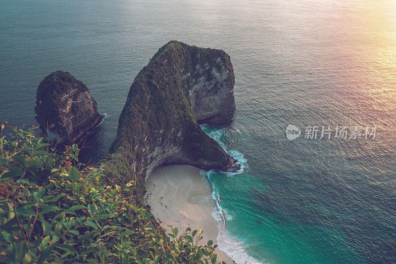 在无人俯瞰的情况下，可灵金海滩日落时的壮丽景色——蓝色和绿色的沙滩，美丽的山峰在海上形成。旅游目的地度假概念自然风景