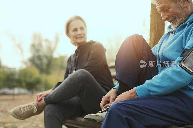 老夫妇准备晨跑，系鞋带