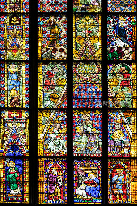 奥格斯堡大教堂的彩色玻璃(德国巴伐利亚浪漫之路)