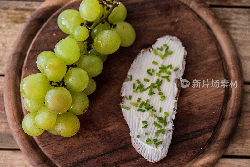 零食-黑麦面包片，涂乳酪和新鲜葡萄