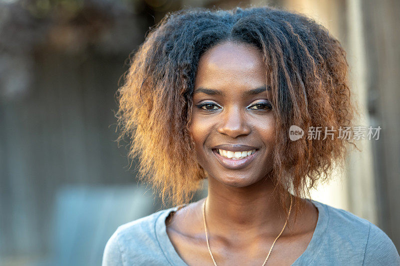 微笑着美丽的年轻黑人妇女