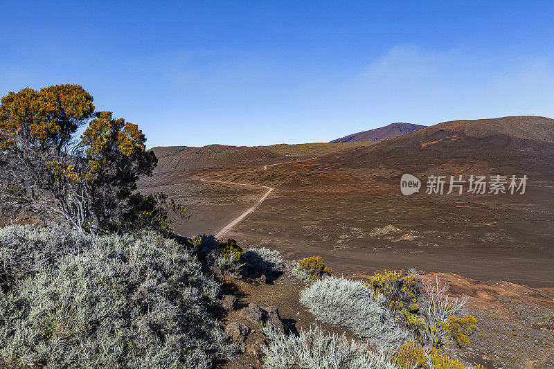 平原的黑褐色火山景观，留尼汪岛，法国海外领土