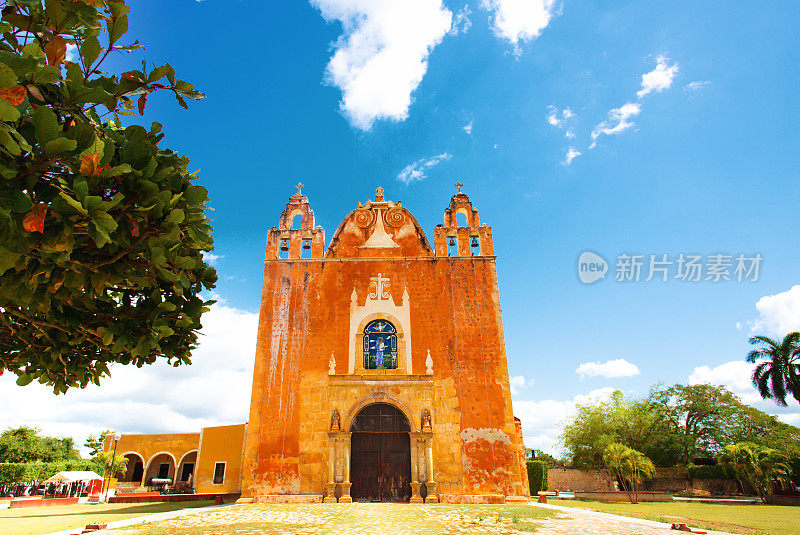 墨西哥尤卡坦半岛的蒂库尔:充满活力的橙色殖民教堂