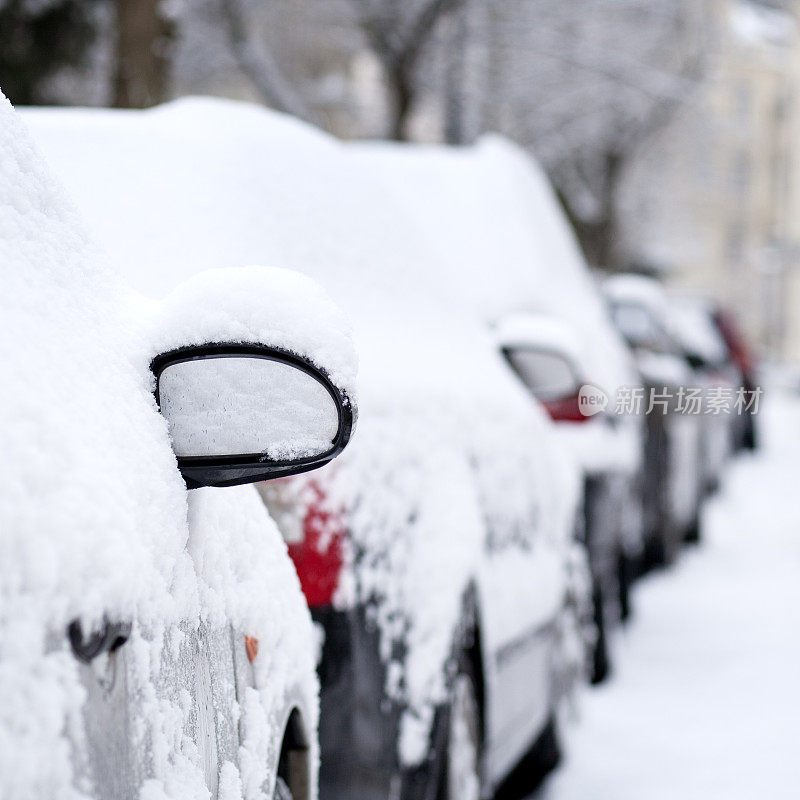 白雪覆盖的面目全非的汽车