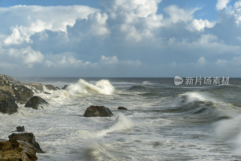 加利福尼亚海岸附近汹涌的海浪