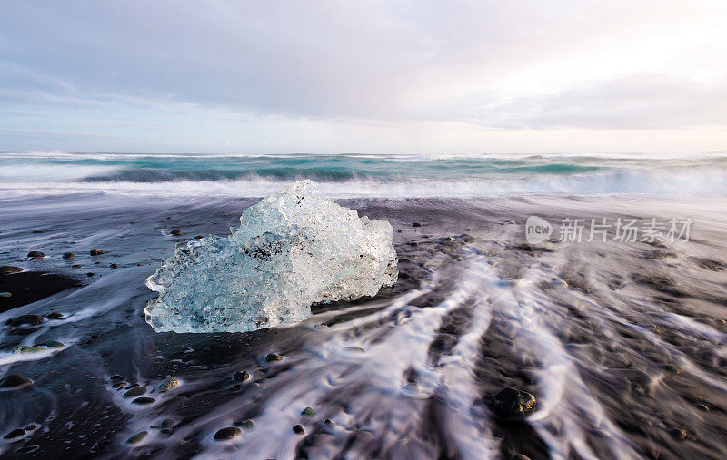 冰岛黑沙钻石海滩上的冰