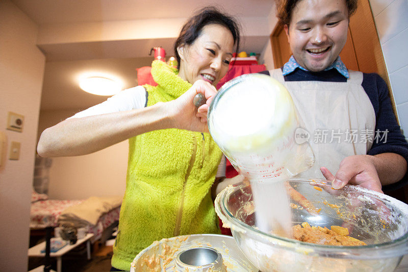 日本夫妇一起做饭