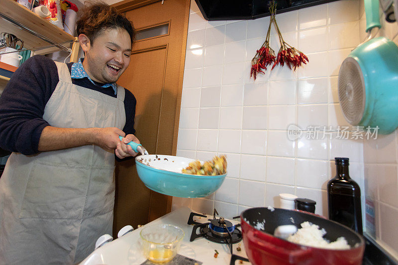 男人在家做饭