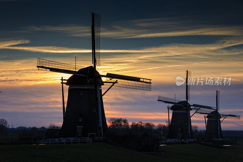 典型的荷兰风车在日出前排成一排
