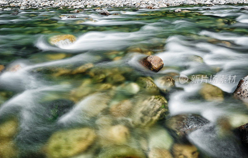 长曝光摄影从流动的河水在瑞士