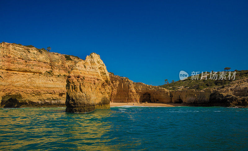 海滩和岩石在葡萄牙阿尔沃在夏末太阳的海景图像