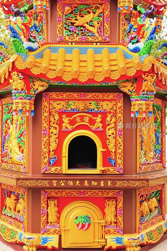 中国庙里五颜六色的烟囱塔