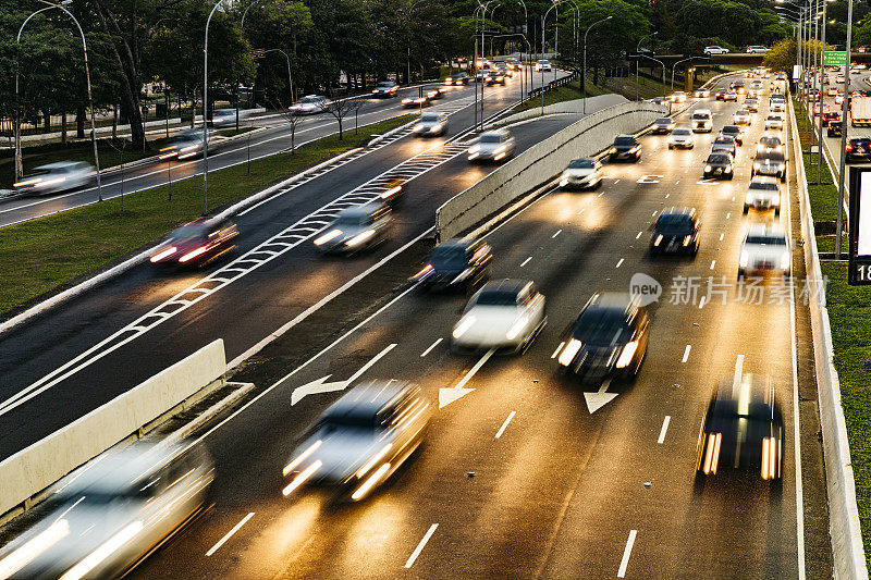 黄昏时分现代高速公路上模糊不清的车流