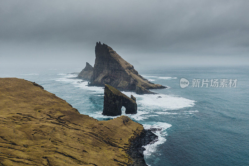 在法罗群岛drangarir拱门的风景鸟瞰图