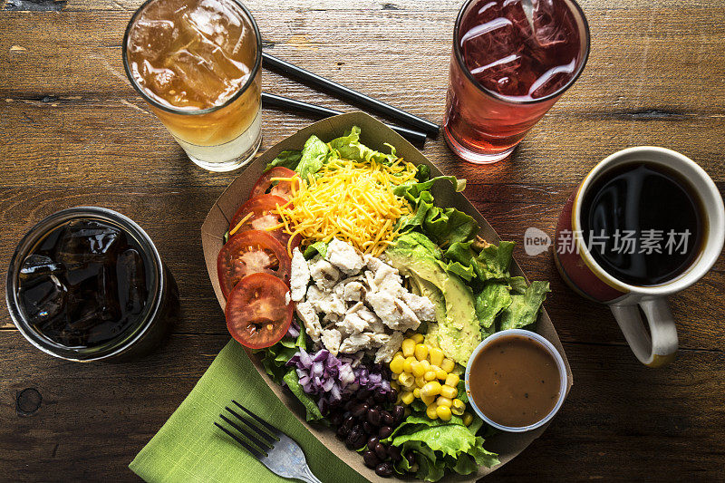 西南鸡沙拉和冰茶饮料英雄杯