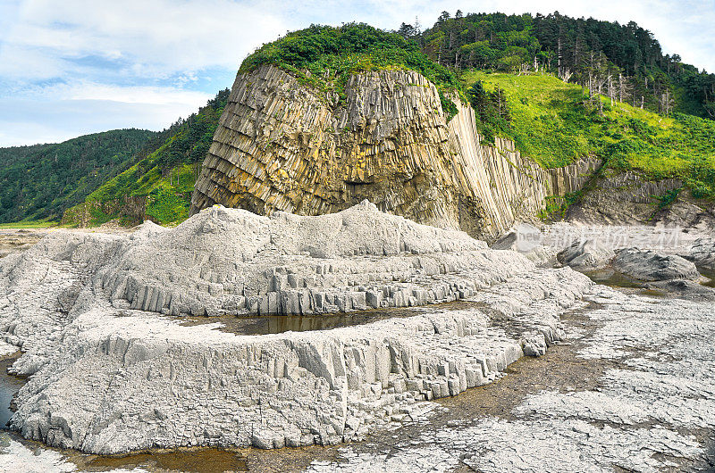 岩石海岸，火山岩层，国后岛，斯托尔布查蒂角