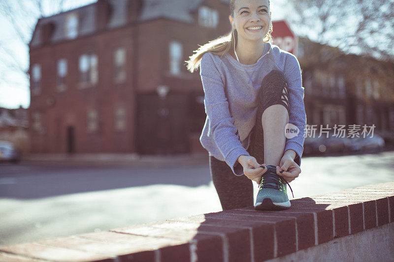 女人系鞋带