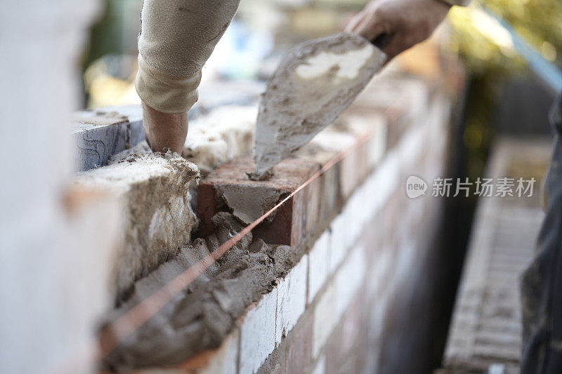 砖匠用再生砖建造新的扩建部分