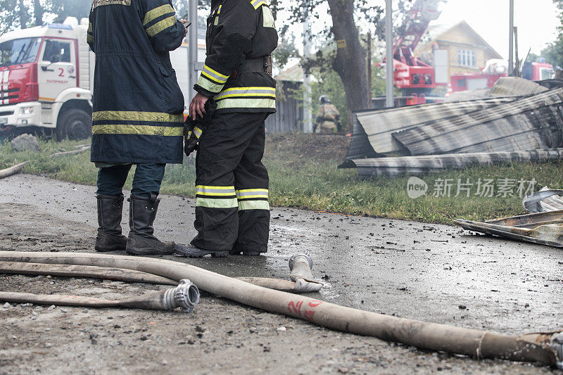 在火灾和烟雾事件中，消防员正在从燃烧的建筑物中救援。