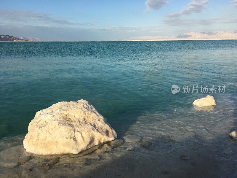 死海的沙滩上有盐