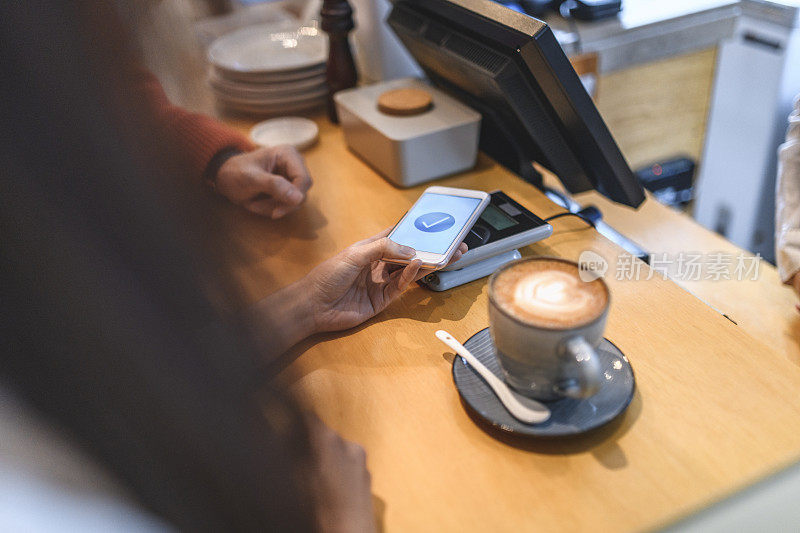 裁剪图像的女人做非接触式支付