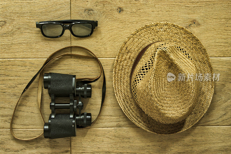 正上方草帽，双筒望远镜和太阳眼镜，木质表面