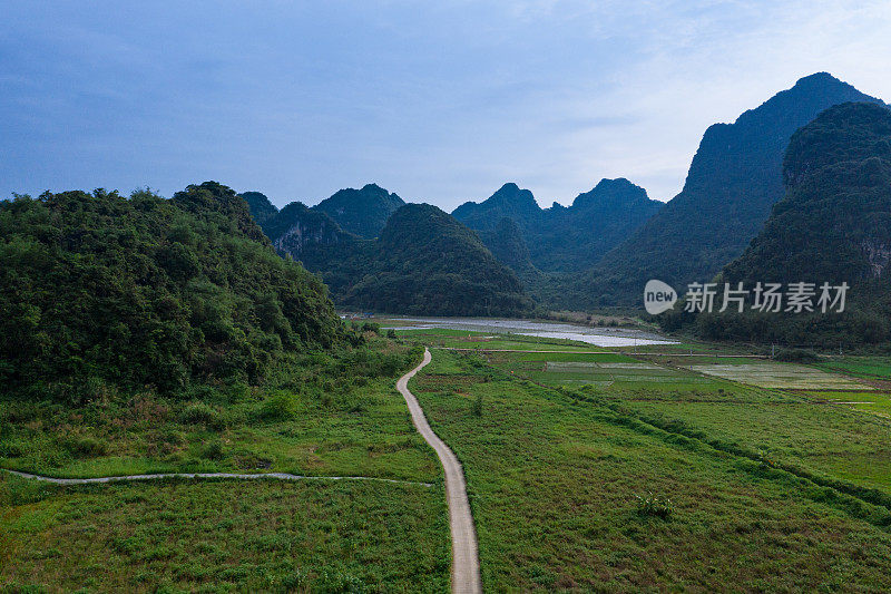 通往山区的路